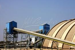 Image du Maroc Professionnelle de  Hangars de stock des engrais à l'Usine Jorf Lasfar du Groupe OCP de L'Office chérifien des phosphates. Le Groupe OCP : Société anonyme fondée en 1920 et domiciliée au Maroc. Groupe OCP est le leader mondial des exportations des phosphates et produits dérivés, Vendredi 14 Septembre 2007. (Photo / Abdeljalil Bounhar) 